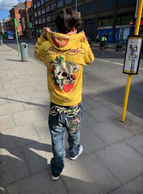 Ed Hardy Aesthetic, Y2k Aesthetic Outfit Ideas, Y2k Style Men, Ed Hardy Outfit, Y2k Streetwear Aesthetic, Jackets Y2k, Hoodies Y2k, Y2k Outfits Men, Accessories Y2k