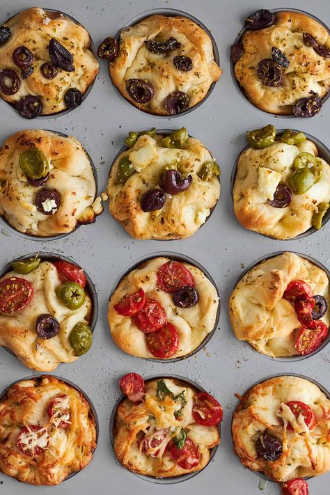 Skip kneading dough and complicated steps, and make these easy, bite-sized focaccia muffins with your favorite toppings of choice instead! Easy Focaccia Muffins, Foccacia Bread Mini, Cute Focaccia, Dinner Roll Foccacia, No Knead Focaccia Muffins, Focaccia Bread Muffins, Easy Apero Ideas, Muffin Tin Focaccia, Homemade Party Food