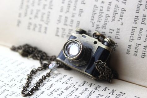 camera necklace Fotocamere Vintage, Camera Necklace, Unique Antiques, Locket Necklace, Unique Necklaces, Cute Jewelry, Antique Bronze, Locket, My Jewellery