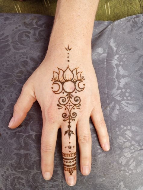 Hanna Tattoo, Small Henna Tattoos, Moon Lotus, Small Henna Designs, Henne Tattoo, Cute Henna Designs, Cute Henna Tattoos, Jagua Henna, Henna Style Tattoos