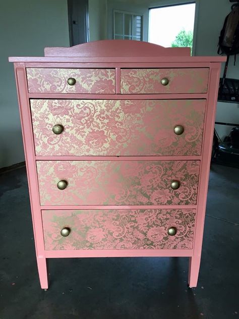 DIY lace dresser.... Paint dresser then lay lace fabric down over the paint. Spray paint with gold metallic over the lace fabric. Remove the lace. Lace Painted Furniture, Lace Painting, Smart Tiles, Furniture Refinishing, Furniture Rehab, Refurbished Furniture, Paint Furniture, Flipping Furniture, Furniture Inspiration