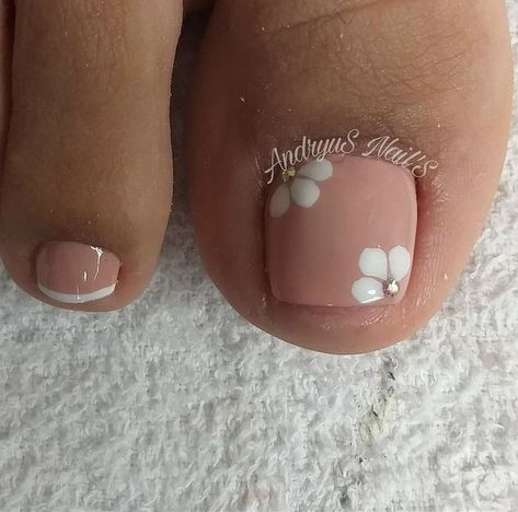 Best 14+ simple toe nails designs you must try this year Pedicures With Designs, Nail Designs For Feet Toenails Art Ideas, Floral Pedicure Designs, Pedicure With Flower Design, Toenail Art Designs Summer, Toenail Art Designs Summer Pedicures, Spring Pedicure Ideas Toenails Simple, Nails Feet Design, Simple Toenail Designs