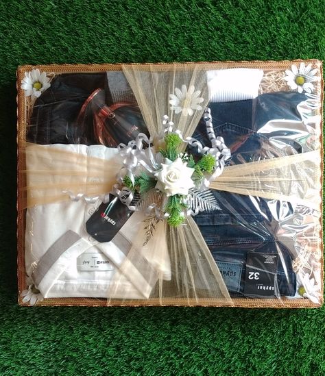 Eidi Basket For Groom, Men Clothes Packing Ideas For Gift, Groom Gifts Packing Ideas Men, Groom Basket Ideas, Packing Ideas For Wedding Men, Engagement Hamper For Groom, Engagement Packing Ideas For Groom, Gift Packing Ideas For Men, Groom Gift Basket