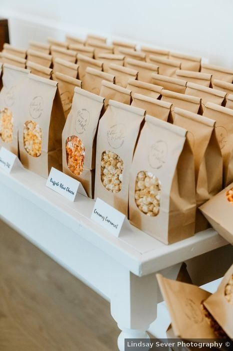 Pre Wedding Snack Ideas, Mini Popcorn Bags, Business Food Ideas Snacks, Wedding Food Booth Ideas, Snack Bags For Wedding Guests, Pre Ceremony Snacks, Wedding Snack Station, Wedding Food Favors, Popcorn Doorgift