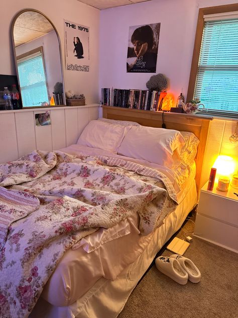 #dreamy #cozy #clairo #1975 #pink #floral #minimal Room With Floral Bedding, Cozy College Living Room, Cozy Simple Bedroom, Cozy Bedroom Pink, No Headboard Ideas Bedroom, Cozy Apartment Bedroom, Corner Bed Ideas, Aesthetic Cozy Bedroom, Girly Room