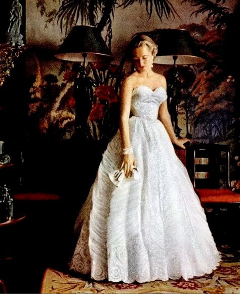 White lace and tulle traditional evening dress from Pierre Balmain 1953 1953 Fashion, 1950s Ball Gown, Balmain Fashion, Balmain Collection, 1950 Fashion, Haute Couture Gowns, Fifties Fashion, French Fashion Designers, Ball Gowns Evening