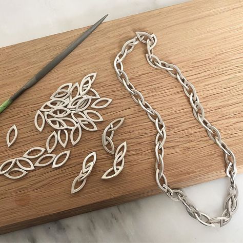 Diy Wire Jewelry Rings, Silversmithing Jewelry, Metal Jewelry Making, Elven Jewelry, Silver Jewelry Diy, Handmade Silver Jewellery, Art Jewelry Design, Soldering Jewelry, Silver Jewelry Design