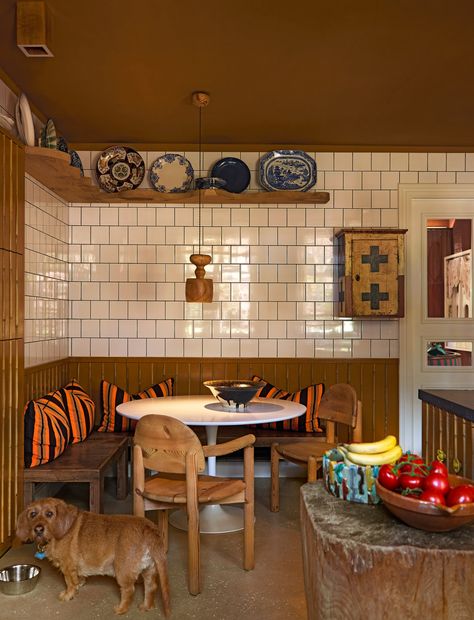 Corner Seating Area, Banquet Ideas, Corner Seating, In Bruges, Kitchen Ceiling, Kitchen Nook, Dining Nook, Breakfast Nook, Blue Ceramics