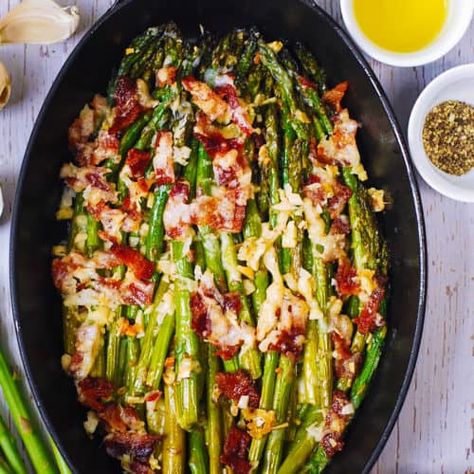 Cheesy Baked Asparagus with Gruyere cheese, Garlic, and Bacon - Julia's Album Baked Asparagus With Bacon, Cheesy Baked Asparagus, Cheese Gruyere, Asparagus With Bacon, Julia's Album, Cheesy Asparagus, Party Salad, Asparagus Side Dish, Easy Asparagus Recipes