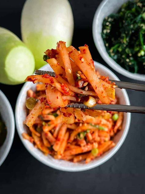 Water Kimchi, Korean Pickled Radish, Korean Radish, Daikon Recipe, Radish Kimchi, Korean Side Dishes, Kimchi Fried Rice, Kimchi Recipe, Pickled Radishes