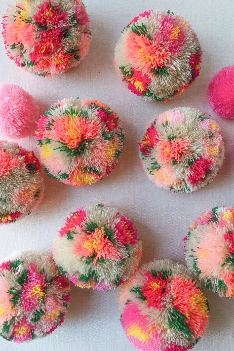 Pompon Diy, Diy Pom Poms, Fleurs Diy, Diy Pom Pom, How To Make A Pom Pom, Pom Pom Crafts, Crafty Craft, Craft Stick Crafts, Yarn Crafts