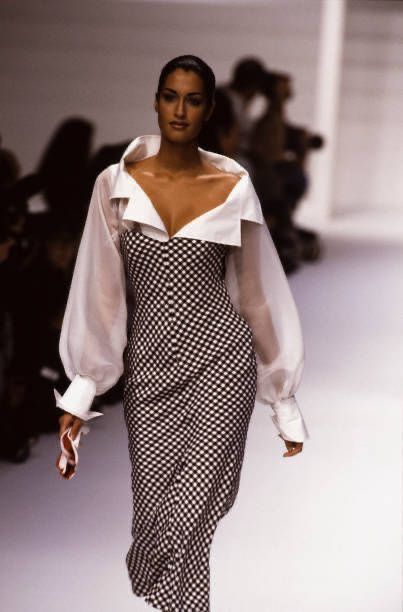 Christian Dior Runway, Dior Runway, Yasmeen Ghauri, 90s Runway Fashion, Runway Fashion Couture, Vintage Runway, Runway Outfits, Mode Inspo, Runway Show