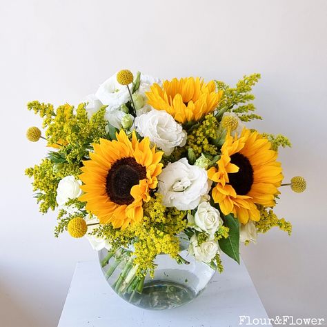 Solidago Flower Floral Arrangements, Simple Sunflower Arrangements Vases, Sunflower And Hydrangea Centerpieces, Small Sunflower Arrangements, Modern Sunflower Arrangements, Floral Arrangements With Sunflowers, Sunflower Centerpieces Baby Shower Diy, Sunflower Arrangement Ideas, Sunflower Bouquet Vase