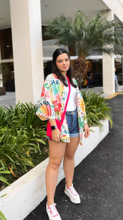 Insta: Maria Look Com Kimono E Short, Midsize Beach Outfits, Short Kimono Outfit, Ethnic Print Dress, Look Kimono, Carnaval Outfit, Casual Oufits, Curvy Casual Outfits, Theme Park Outfits