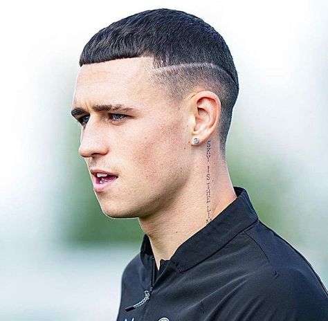 City Hairstyles, Soccer Player Hairstyles, Iconic Haircuts, Ronnie Foden, Dybala Hair, Soccer Players Haircuts, Soccer Tattoos, Cristiano Ronaldo And Messi, Football Hair