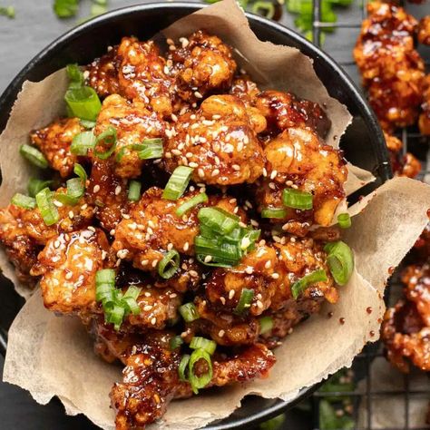 Honey Soy Garlic Chicken, Soy Garlic Sauce, Fried Chicken Sauce, Korean Fried Chicken Wings, Soy Garlic Chicken, Korean Fried Chicken Recipe, Garlic Fried Chicken, Sticky Sauce, Recipes With Soy Sauce