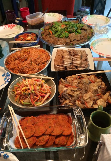 Korean Food Table Aesthetic, Korean Food Buffet, Korean Birthday Food, Korean Family Dinner, Korean Wedding Food, Korean Food Table, Korean Dinner Table, Korean Dinner Party, Korean Buffet