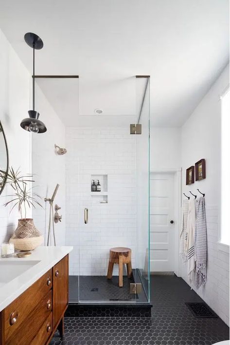 84 Chic Subway Tiles Ideas For Bathrooms - DigsDigs Black Clawfoot Tub, Sustainable Interior, Sustainable Interior Design, Mid Century Modern Bathroom, White Bathroom Decor, Budget Bathroom, Modern Bathroom Decor, Elegant Bathroom, Shower Remodel