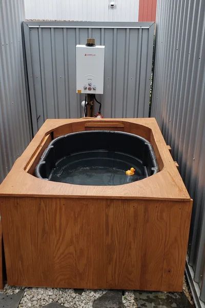 Rubbermaid Propane Heated Soaking Hot Tub (Ofuro Tub) - Instructables Ofuro Tub, Rubbermaid Stock Tank, Inexpensive Hot Tubs, Solar Pool Heater Diy, Stock Tank Hot Tub, Stock Tank Pools, Tank Pools, Stock Tank Pool Diy, Hot Tub Designs