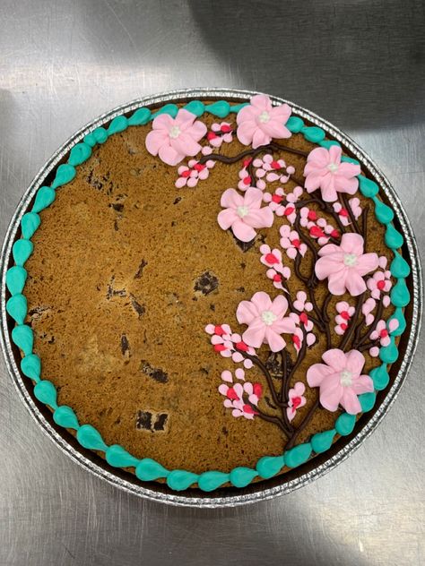 Cookie Slices Decorated, Cookie Cakes Ideas, Spring Cookie Cake Designs, Big Cookie Decorating Ideas, Spring Cookie Cake, Message Cookies Ideas, Birthday Cookie Cakes, Cookie Cake Decorating Ideas Birthdays, Birthday Cookie Cake Designs