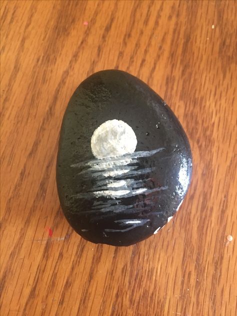 Rock Painting Ideas Ocean Theme, Artistic Rock Painting, Painted Rocks Black Background, Moon Rock Painting Ideas, Rock Painting Ideas Black Background, Black Painted Rocks Ideas, Black Rock Painting Ideas, Black Painted Rocks, Moon Painted Rocks