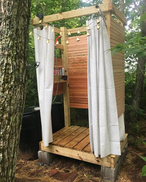 Outside Shower Ideas, Outside Showers, Outdoor Shower Enclosure, Outdoor Shower Diy, Solar Shower, Outdoor Bathroom Design, Garden Shower, Outdoor Bath, Outdoor Sauna