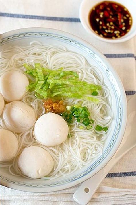 Fish Ball Soup (魚丸湯). Healthy Tilapia, Seafood Soup Recipes, Tilapia Fish, Noodles Soup, Taiwan Food, Fish Ball, Rice Vermicelli, Taiwanese Food, Fish Recipes Healthy