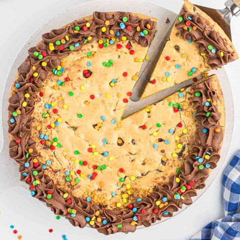 Cookie cake with Cake mix Cake Mix Cookie Cake Recipe, Cookie Cake With Cake Mix Boxes, Cake Mix Cookie Cake, Gluten Free Cake Mix Cookies, Cookie Cake Recipe Easy, Yellow Cake Mix Cookies, Cake Mix Chocolate Chip Cookies, Homecoming Dinner, Cake Mix Cookie