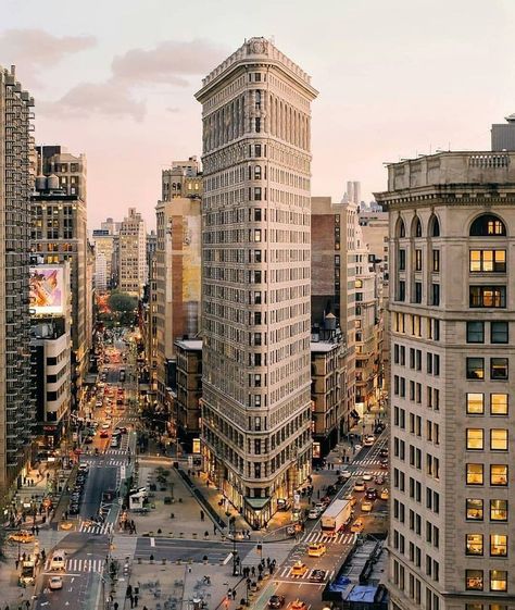 Ancient Buildings Architecture, New York Flat, Flatiron Building Nyc, Building Aesthetic, New York City Photos, Architecture Magazine, Flatiron Building, Ancient Buildings, New York Life