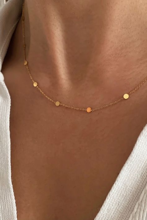 Women's necklace composed of a stainless steel chain with small round pendants. It is worn close to the neck, and it has a 1" adjustment chain to adjust the size. Minimalist and chic, it is perfect to give as a gift! Details: Chain material: stainless steel Chain length: 15" + 1" of adjustment chain. Chain Designs Gold, Small Gold Chain, Jewelry Gold Necklace, Gold Minimalist Jewelry, Bead Chain Necklace, Minimalist Necklace Gold, Women's Necklace, Gold Chain Design, Minimalist Accessories