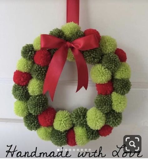 Christmas Pom Pom Crafts, Knitted Christmas Decorations, Christmas Pom Pom, Pom Wreath, Pom Pom Wreath, Crochet Christmas Gifts, Pom Pom Crafts, Xmas Wreaths, Crochet Christmas