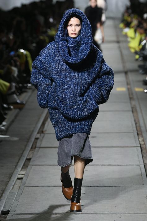 Fall/Winter 2024 Fashion Trends From the Runway Alexander Mcqueen Fashion Show, Alexander Mcqueen Ready To Wear, Knits Sweaters, 2024 Runway, Paris Fashion Week Runway, Knitwear Trends, Alexander Mcqueen Fashion, Knit Dresses, Mcqueen Fashion