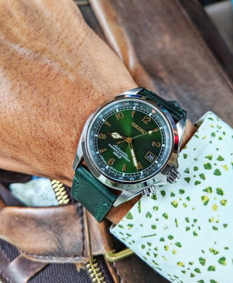 Seiko Alpinist with green leather 💚 Seiko Alpinist Green, Seiko Alpinist, Unusual Watches, Vintage Watches For Men, Men Classic, Seiko Watches, Shiny Things, Summer 24, Green Leather