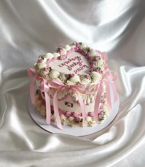 Coquette Cake, Gender Reveal Food, Bd Ideas, Baby Reveal Cakes, Heart Birthday Cake, Bolo Vintage, Gender Reveal Baby Shower Themes, Vintage Birthday Cakes, Pinterest Cake