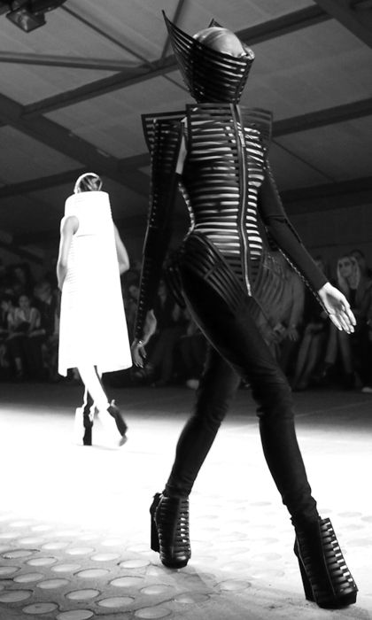 Two Models, Space Fashion, Gareth Pugh, Futuristic Fashion, Fashion Runway, Avant Garde Fashion, Future Fashion, Dark Fashion, Mode Inspiration