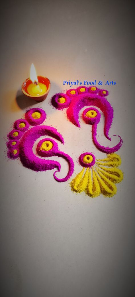 Easy Rangoli For Choti Diwali, Flower Rangoli Decoration Ideas, Lakshmi Feet Rangoli Designs, Lakshmi Charan Rangoli, Navratri Simple Rangoli Designs, Rangoli For Mandir, Lakshmi Rangoli Designs Diwali, Navratri Rangoli Easy, Laxmi Pair Rangoli