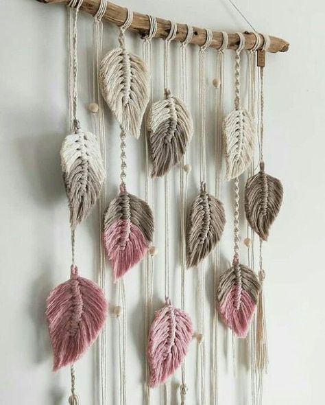 Art Macramé, Pola Macrame, Macrame Feathers, Feather Diy, Macrame Wall Hanging Diy, Macrame Wall Hanging Patterns, Diy Yarn Crafts, Seni Dan Kraf, Macrame Curtain