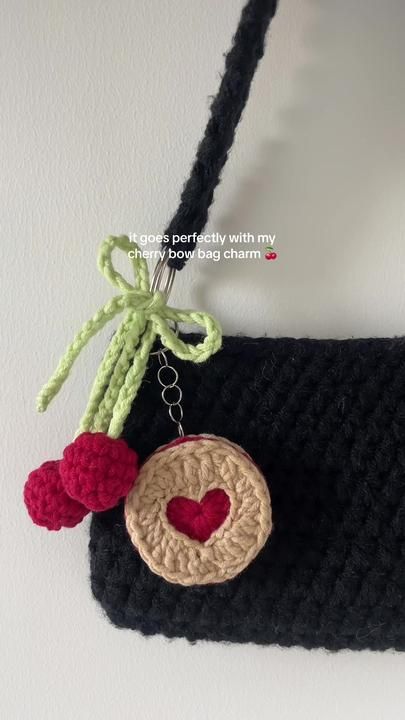 mahum 🎀 على TikTok Mahum Crochet, Bag Charms Crochet, Crochet Bag Charm Free Pattern, Cute Bag Charms, Market Crochet, Crochet Bag Charm, Valentines Crochet, Crochet Design Pattern, Bow Bag