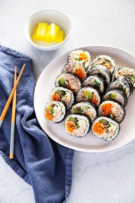 Tuna Kimbap Recipe Tuna Kimbap, Indian Picnic, Sushi Etiquette, Korean Kimbap, Korean Sushi, Work Lunch Recipes, Korean Meals, Easy Korean Recipes, Korean Kitchen