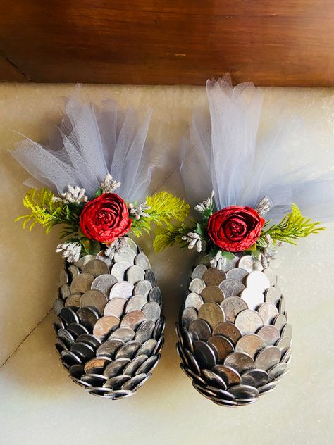 Shreefal Decoration Idea Flower, Wedding Chaab Decoration, Engagement Kavidi Ideas, Mehendi Moli Packing Idea, Coconut Packing For Wedding, Mamera Decoration Ideas, Shreefal Decoration Idea, Shrifal Decoration For Engagement, Shrifal Decoration Ideas