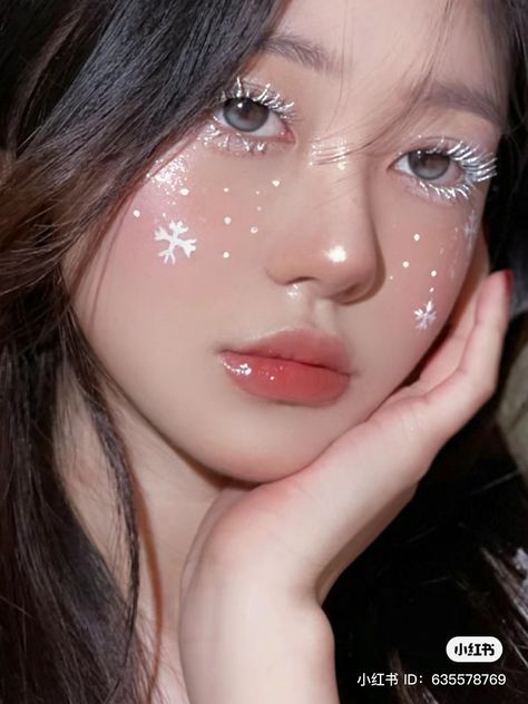 Aesthetic Christmas Makeup, Cold Girl Aesthetic, Douyin Beauty, Makeup Looks Winter, Christmas Makeup Ideas, Chinese Christmas, New Year's Makeup, Chinese Makeup, Cold Girl