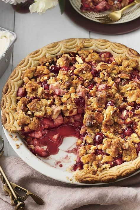 This pear-cranberry pie with ginger-almond streusel is a quick and easy pie recipe! Bake the best cranberry pie using cranberries, pears, and cinnamon. You will love baking this cranberry dessert for a fall dessert or Thanksgiving dessert! Granny Smith Apple Pie, Southern Pies, Thanksgiving Pie Recipes, Pear Pie, Fall Pies, Cranberry Pie, Recipe Tin, Thanksgiving Pies, Cranberry Recipes