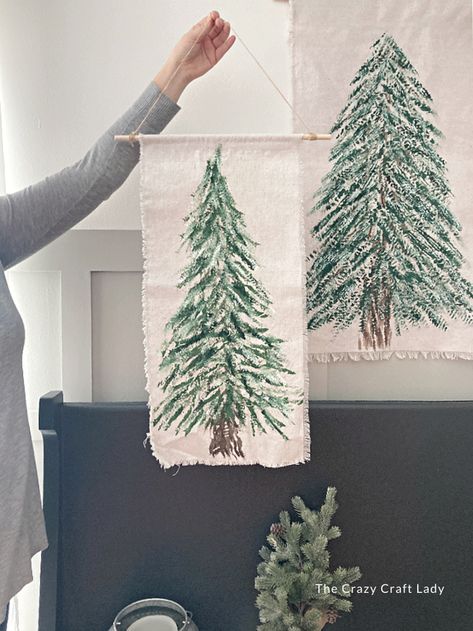 Christmas Fabric Wall Hangings, Dining Room Wall Christmas Decor, Diy Wall Hanging Christmas Tree, Winter Wall Hanging, Wall Hanging Xmas Tree, Wall Christmas Tree Diy, Xmas Wall Decorations, Christmas Wall Decorations Ideas, Flat Christmas Tree Wall Hanging