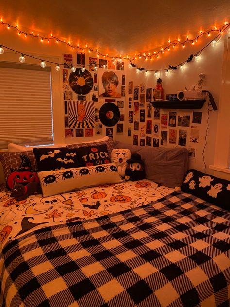 Halloween Themed Bedroom Ideas, Halloween Room Ideas Bedrooms, Halloween Room Aesthetic, Halloween Room Ideas, Halloween Themed Room, Day Bed Room, Fall Themed Bedroom, Halloween Bedroom Ideas, Halloween Themed Bedroom