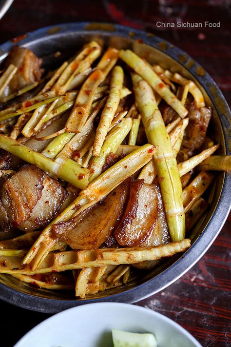 bamboo shoots stir fried with pork slices Loas Food, Bamboo Shoots Recipe, Chinese Signature, Bamboo Recipe, Dog Captions, Traditional Thai Food, Phoenix Food, Braising Recipes, Easy Thai Recipes