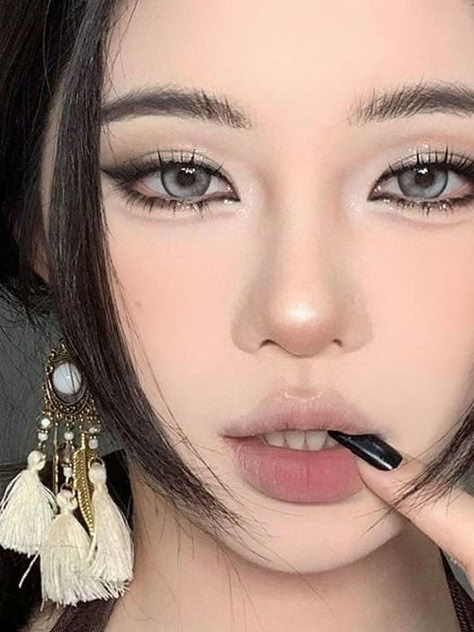 Smokey eye makeup look: matte nude Chinese Smokey Eye Makeup, Smokey Eye Makeup Korean, Cool Toned Douyin Makeup, Grey Douyin Makeup, Douyin Smokey Makeup, Smokey Douyin Makeup, Dark Doll Makeup, Doying China Makeup, Brown Douyin Makeup