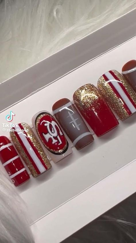 Elevate your game day style with 49ers inspired nail art that celebrates your favourite NFL team in style. Take your manicure game to championship levels, featuring an array of shape and colours to suit every fan's style. Nfl Nail Art, Coach Nails Designs, 49ers Nails Designs Nailart, Sf 49ers Nails, 49er Nails Designs, San Francisco 49ers Nails Design, Niners Nails, 49ers Nails Designs, Niner Nails