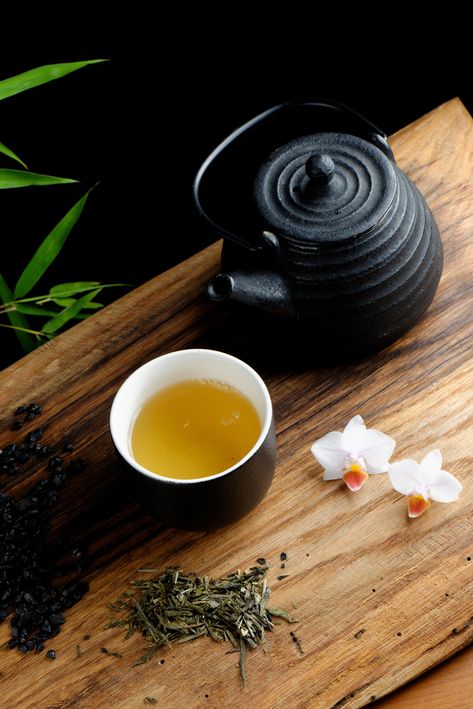 How to drink green tea every day and get the most benefits. Learn about the most famous Chinese and Japanse green teas, how to prepare them and best places to buy online. Green Teas, Best Green Tea, Green Tea Benefits, Rooibos Tea, Tea Culture, Tea Benefits, Red Tea, Types Of Tea, A Cup Of Tea