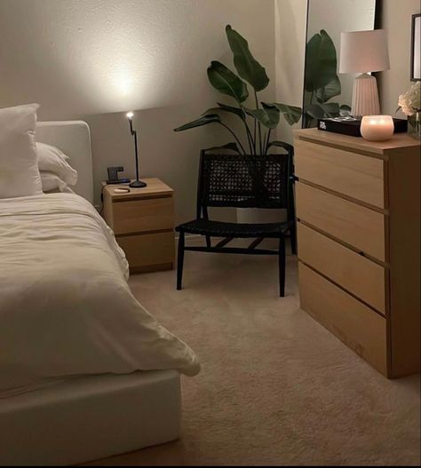 Bedroom Boho Minimalist, Small Bedroom Aesthetic Minimalist Cozy, Simple Apartment Aesthetic Bedroom, Dark Bedroom Minimalist, Bedroom Ideas With Wood Furniture, Wood Room Ideas, Room Inspiration Bedroom Minimalistic, Uk Bedroom Ideas, Neutral Room Ideas