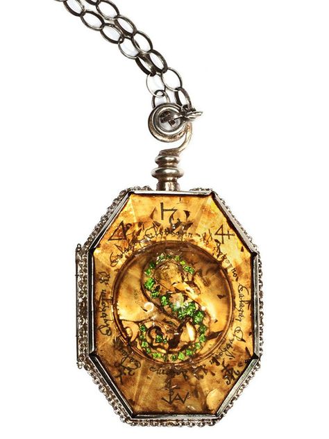 Slytherin's Locket | Harry Potter Wiki | FANDOM powered by Wikia Slytherin Merch, Slytherin Necklace, Horcrux Locket, Hp Photos, Slytherin Locket, Albus Potter, Salazar Slytherin, Hogwarts Party, Harry Potter Wiki